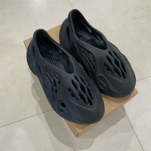 YEEZY FOAM RNNR Mineral Blue